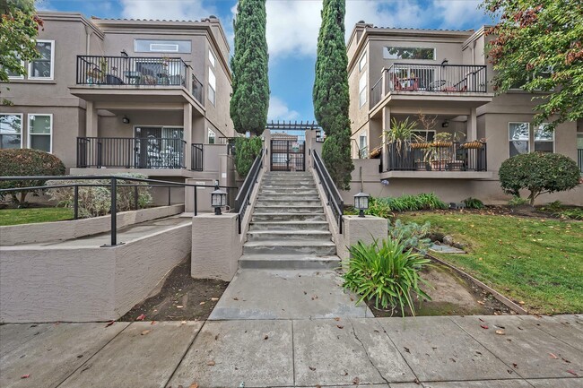 Building Photo - 619 Woodside Way