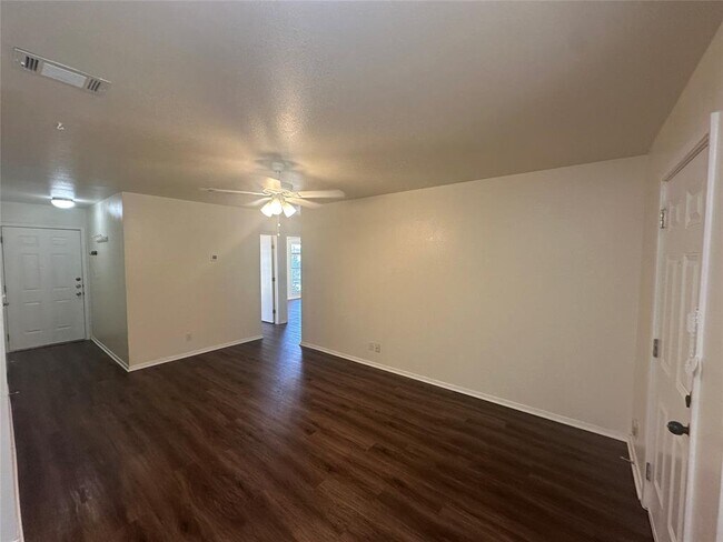 Foto del edificio - 8510 Woodstone Dr
