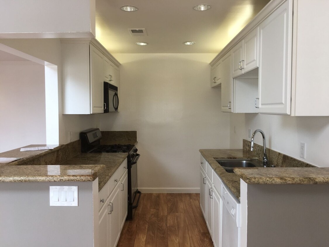 Primary Photo - Beautifully Renovated 2 Bed/2 Bath Apartme...
