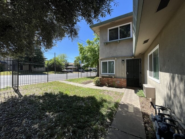 Building Photo - MOVE IN SPECIAL! $100 OFF FIRST 2 MONTHS OF RENT!!! 2 BEDROOM 1 BATH