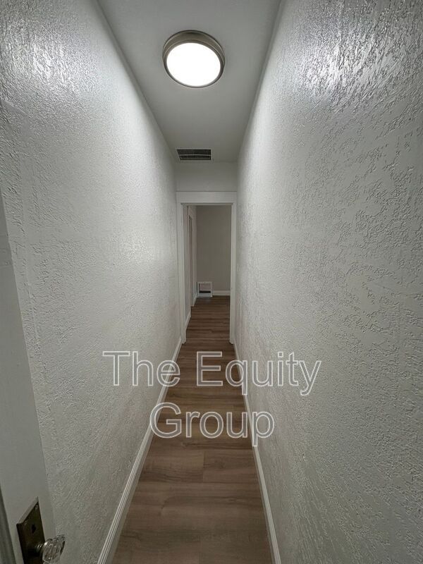 Building Photo - 741 E Apricot Ave