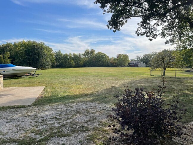 Foto del edificio - 4 Bedroom Home on 4 Acres, Crown Point Schools!