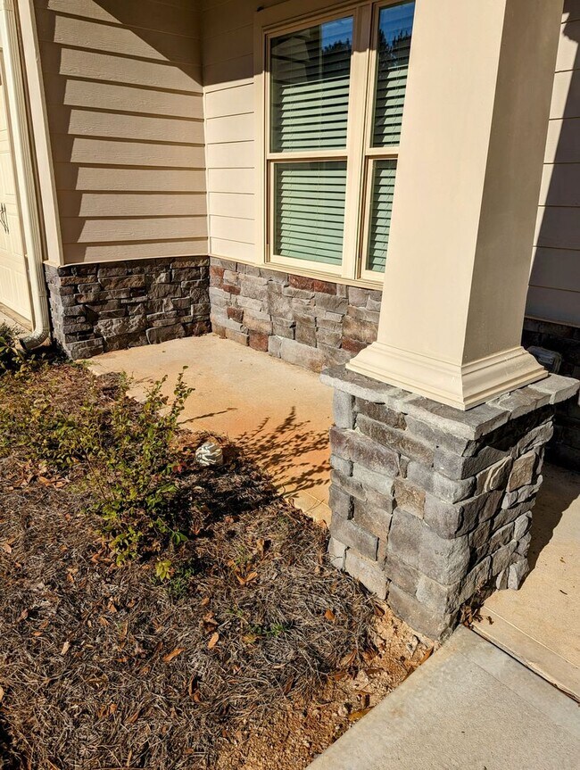 Building Photo - Beautiful 2 Bedroom 2 Bath off of Meriweather Road.