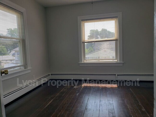 Foto del edificio - 107-109-109 Burgess Ave