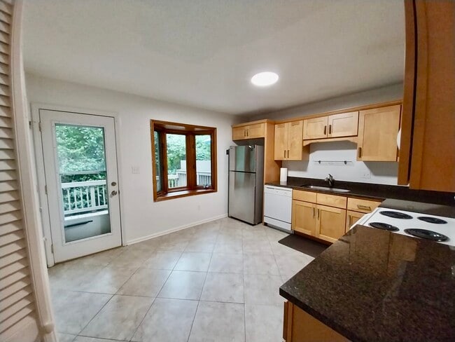 Large eat in kitchen,plenty of storage Refrigerator,microwave,granite countertops - 3239 Sunnymede Ln