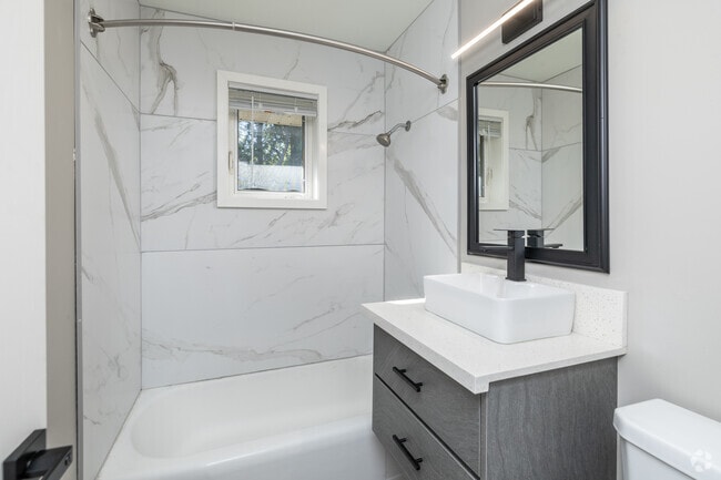 2BR, 1BA - 750SF - Bathroom - Oria Lakeview
