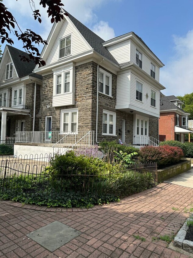 420 W 22nd St Unit Apartment 1, Wilmington, DE 19802 Room for Rent in