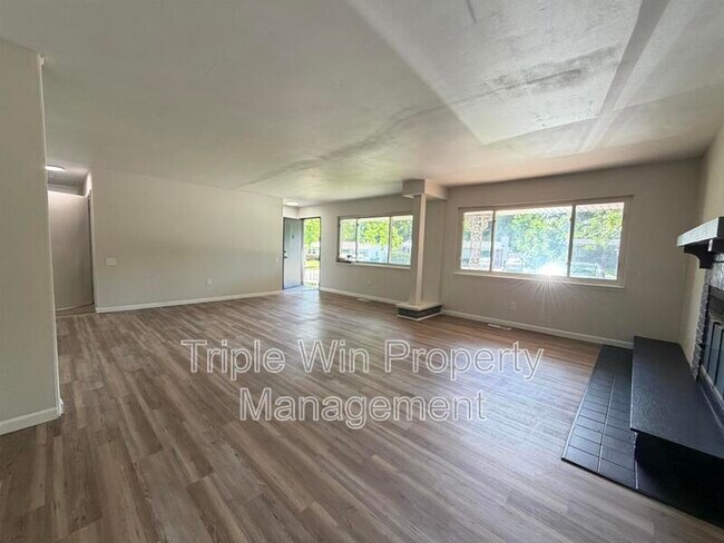 Building Photo - 945 Paddock Dr