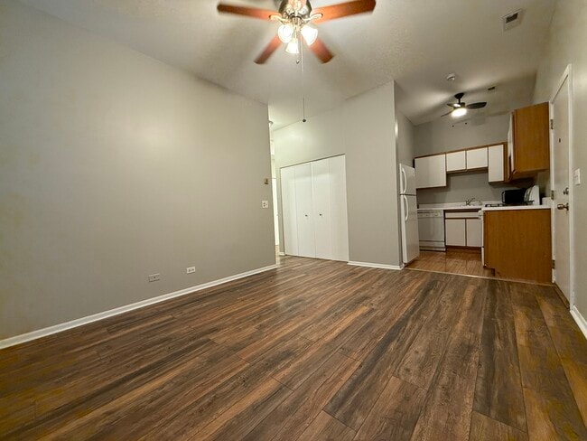 Building Photo - 556 W 37th St