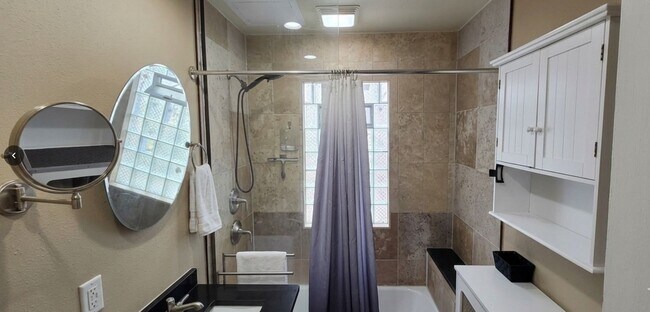 Foto del edificio - 2975 N Downer Ave