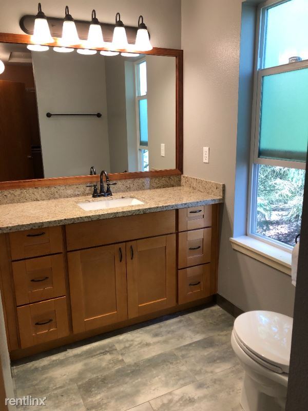 Building Photo - 4344 W Lake Sammamish Pkwy SE