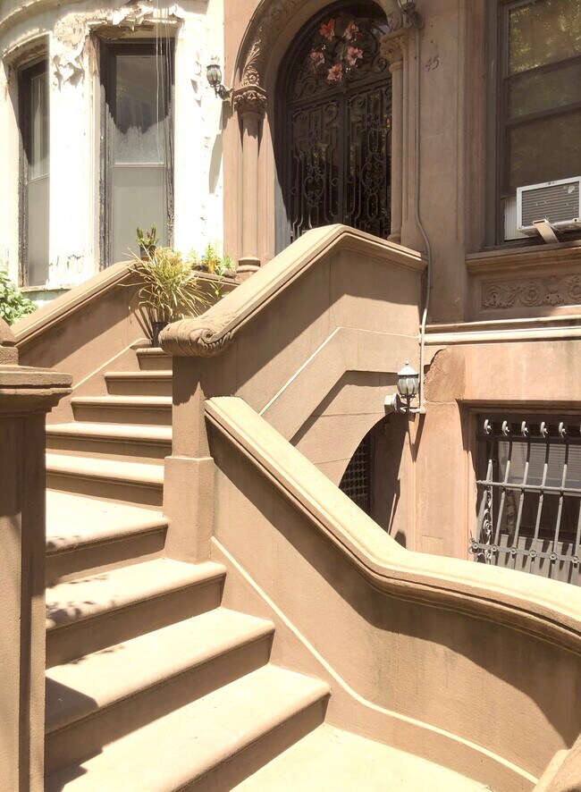 BUILDING ENTRANCE - 45 W 74th St