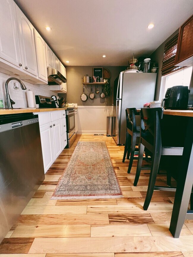 Building Photo - Gorgeous 2-Bed Townhome in Whitman! Available on NOW!