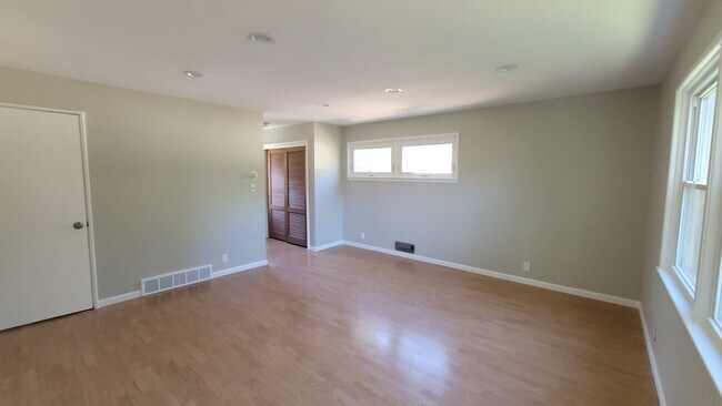 Building Photo - 6044 N Santa Monica Blvd