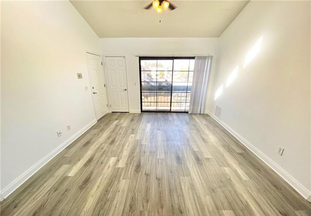 Foto del edificio - COZY 1 BEDROOM TOP FLOOR CONDO