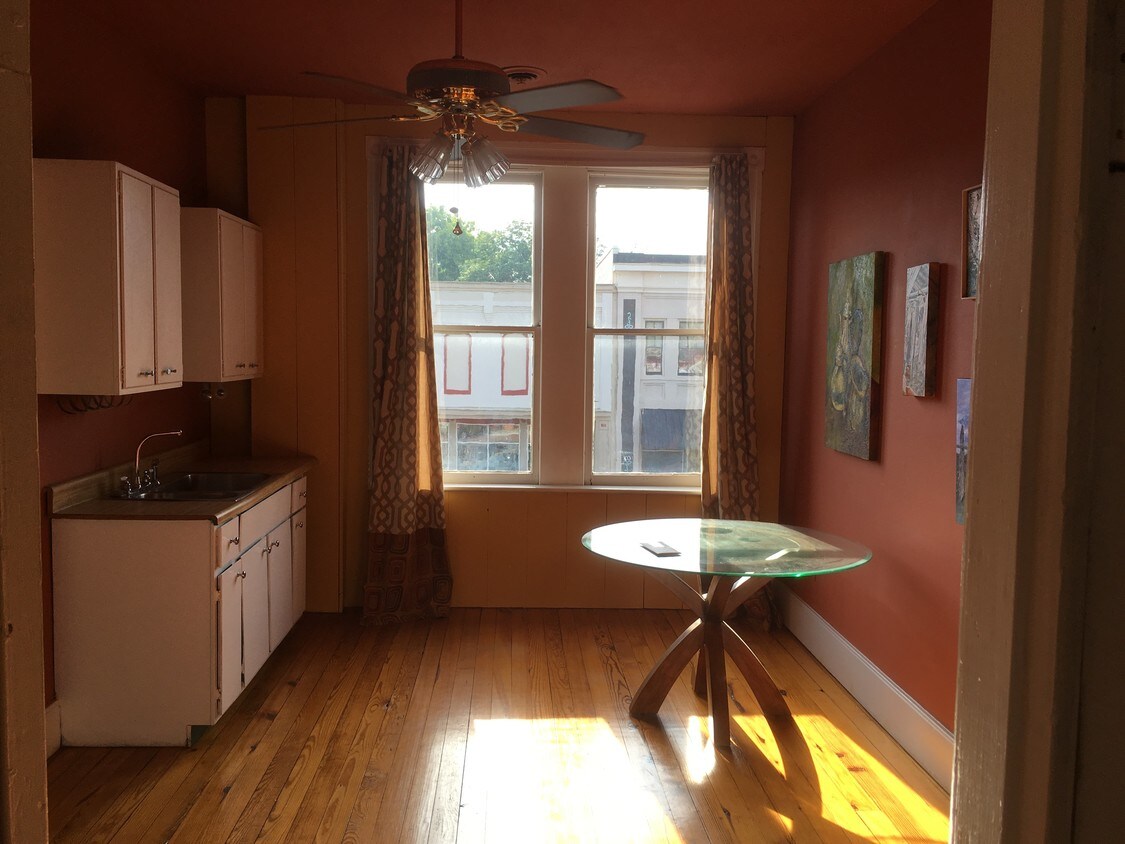 Primary Photo - 108 Robinson St