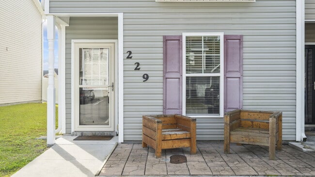 Building Photo - "Charming 2-Bed Townhouse with 2.5 Baths i...