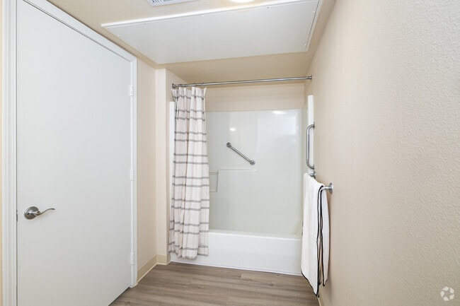 1 habitación, 1 baño - 600 pies cuadrados - Baño - Clyburn at Stapleton