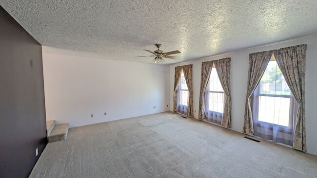 Foto del edificio - One level home with lots of character in H...