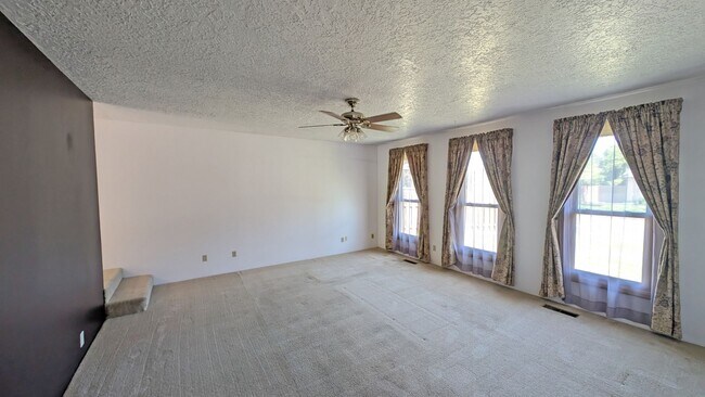 Building Photo - One level home with lots of character in Hillsboro.