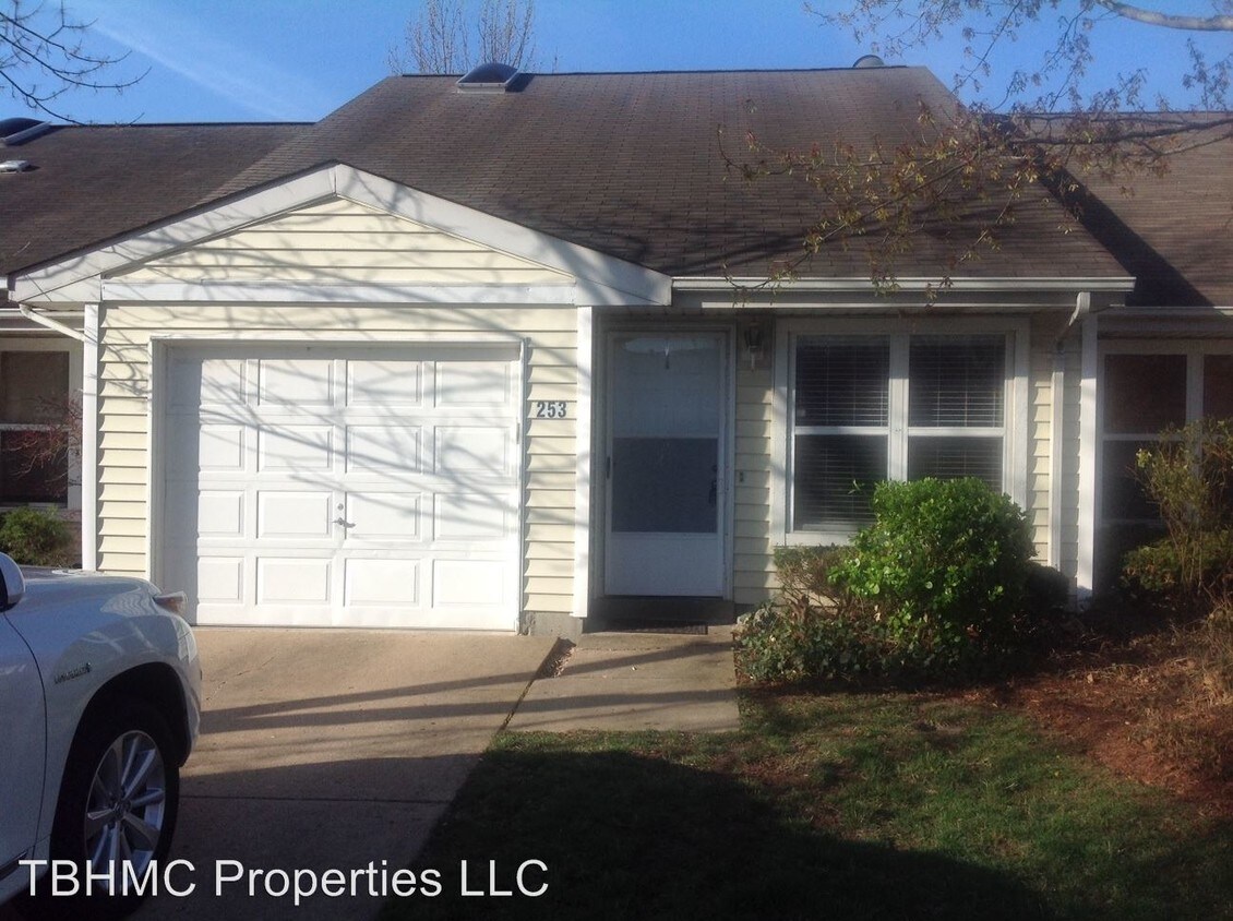 Foto principal - 2 br, 2 bath House - 253 Highland Village Dr.