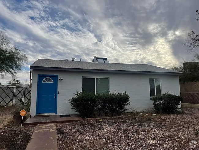 Building Photo - 416 E Linden St