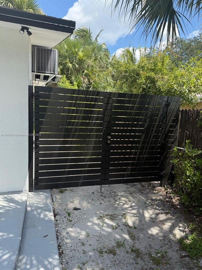 Foto del edificio - 2927 SW 19th St