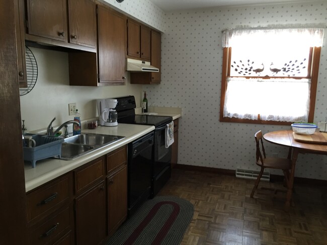 Foto del edificio - 4BR 2.5ba house on Westside of Iowa City -...