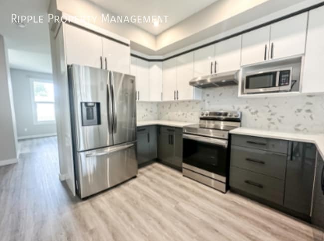Building Photo - INCREDIBLE 3 BEDS/ 2.5 BATHS UPPER ONLY WITH GARAGE INCLUDED!