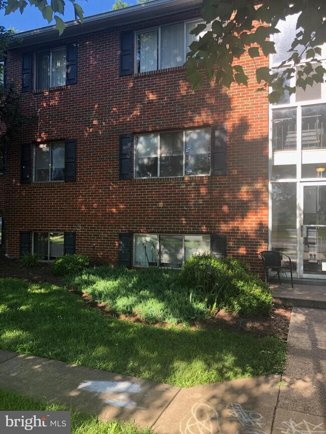 Foto del edificio - 3878 Shadywood Dr