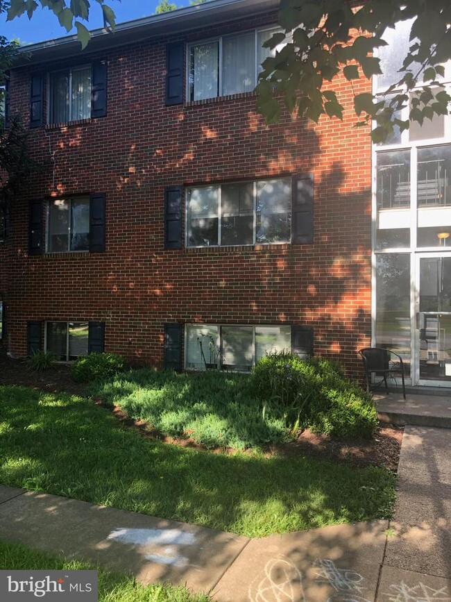 Building Photo - 3878 Shadywood Dr