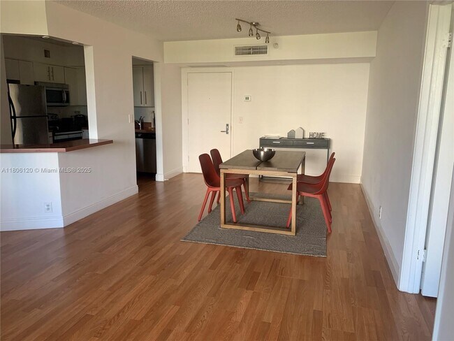 Foto del edificio - 3300 NE 191st St