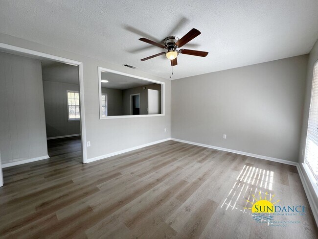 Foto del edificio - Charming 3 Bedrooms Home in Crestview, a must see at a great price!