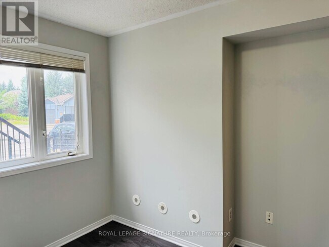 Photo du bâtiment - 2285 Bur Oak Ave