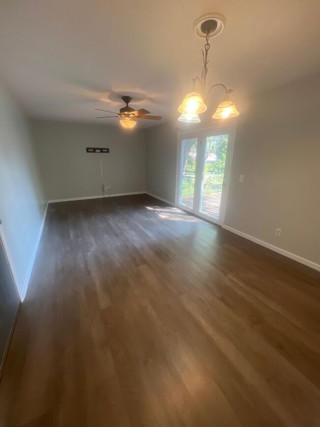 Building Photo - MOVE IN READY!!