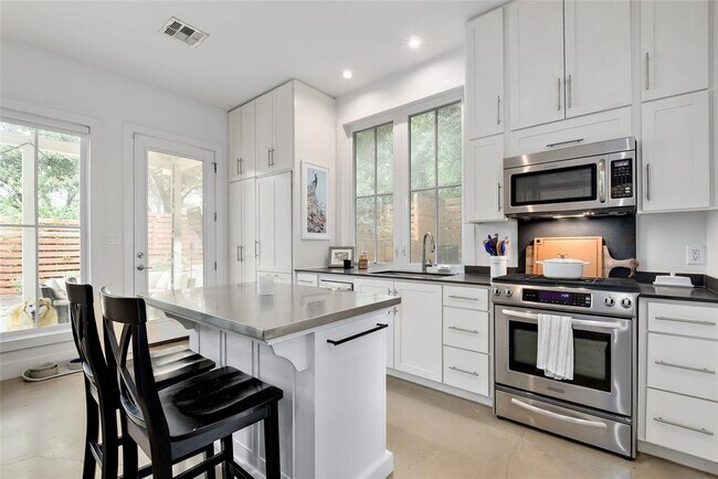 Building Photo - 708 Cardinal Ln