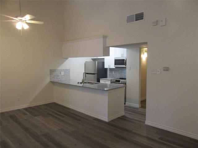 Primary Photo - 7522 Holly Hill Dr