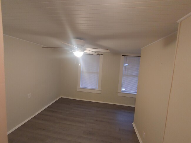 Building Photo - 207 Adkinson Ave