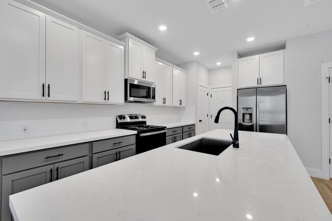 Foto del edificio - Beautiful Townhome with Loft Available! - Florence Floor-plan 2 Weeks RENT FREE!