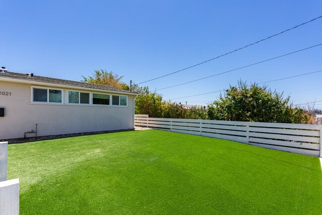 Building Photo - Contemporary Birdland Residence