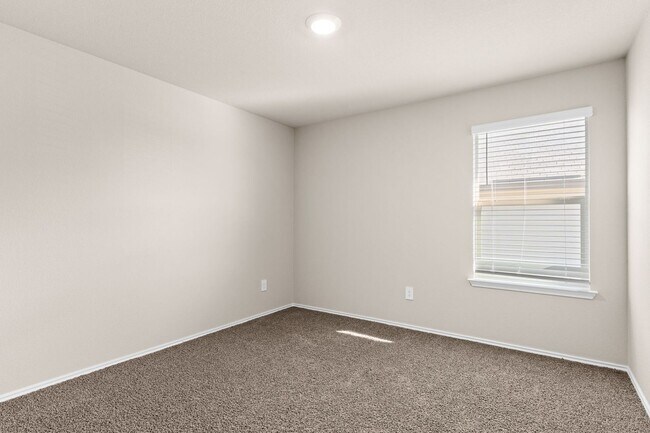 Foto del edificio - 4 bedroom 2 bath in Creekside Hills with Pool Access