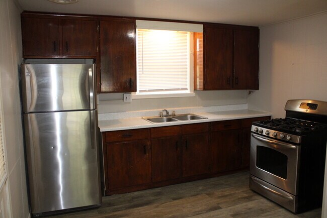 Foto del edificio - 2bed 1 bath in Independence off Chrysler