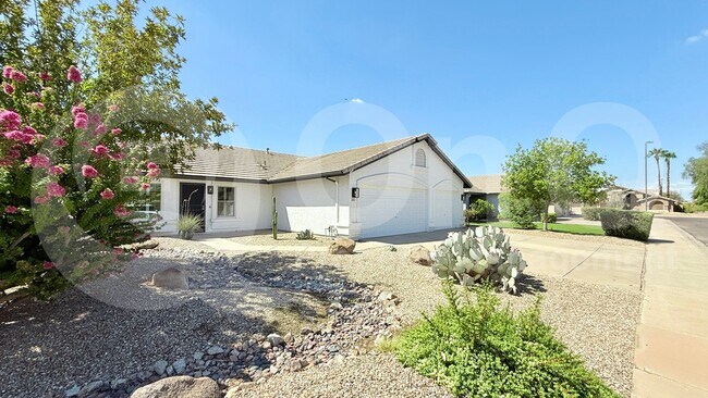 Photo - 1123 E Betsy Ln House