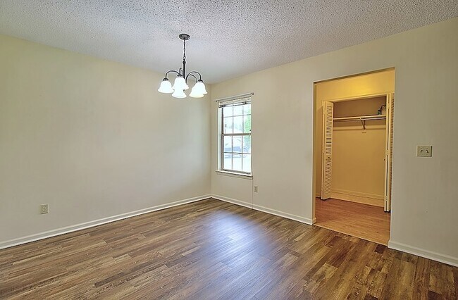 Foto del edificio - 784 Inwood Dr