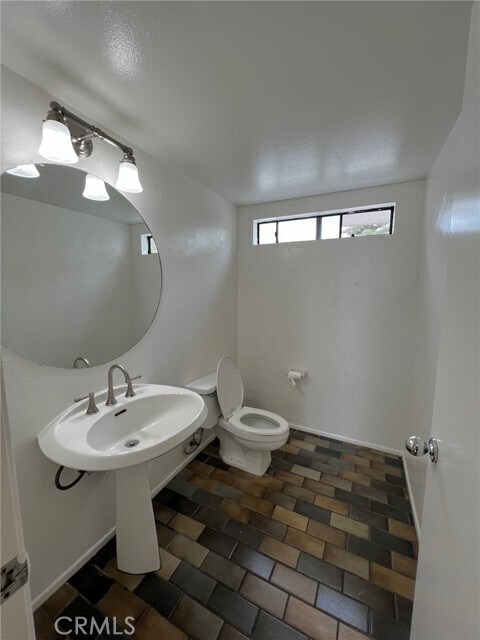 Building Photo - 5846 E Creekside Ave