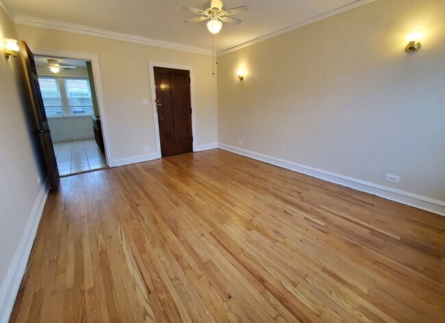 Foto del edificio - 3054 W Irving Park Rd