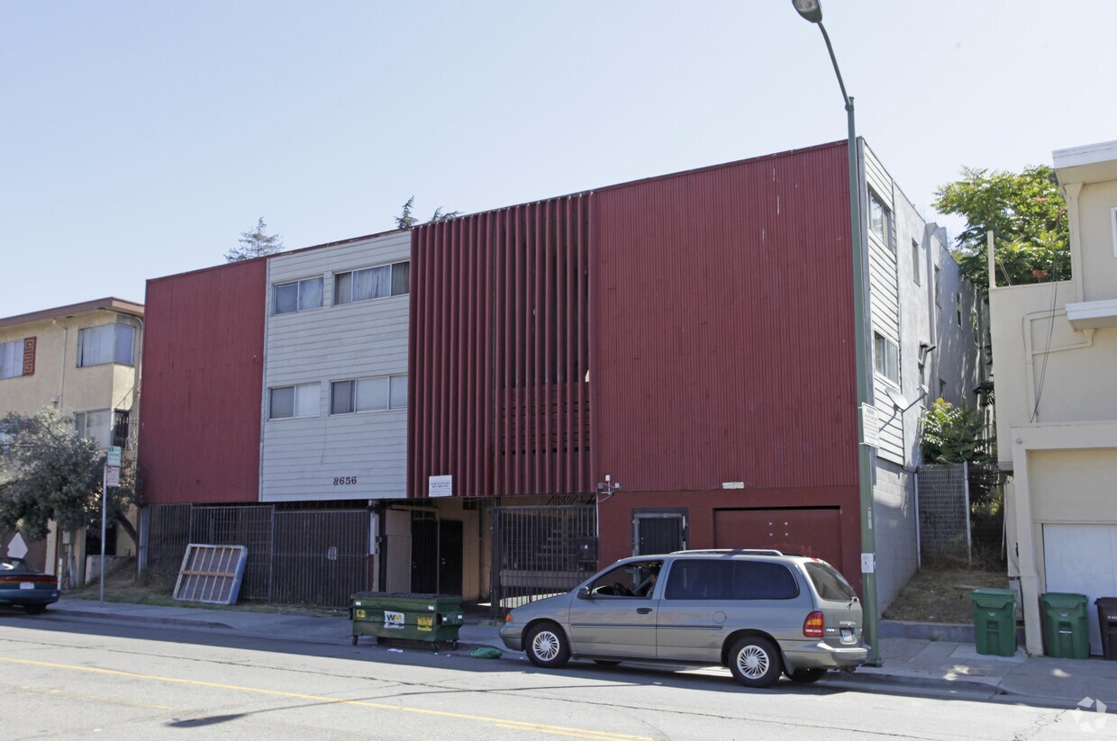 Primary Photo - 8656 MacArthur Blvd
