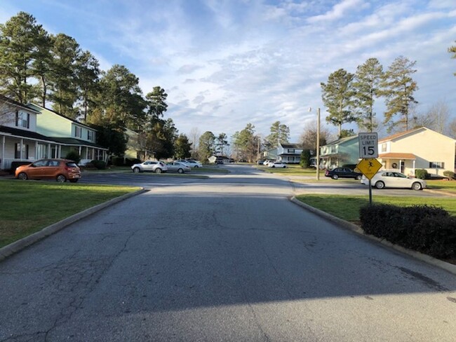 Building Photo - 140 Country Village