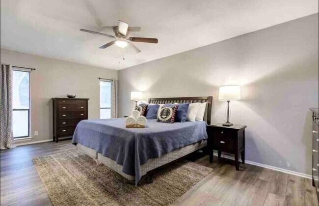 Building Photo - 802 Thrasher Dr