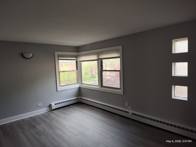 Building Photo - 2117 W Farragut Ave
